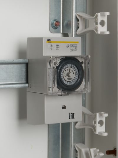 Таймер ТЭМ181 аналоговый 16А 230В на DIN-рейку IEK