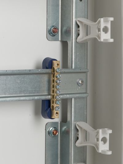 Шина N "ноль" на двух угловых изоляторах ШНИ-6х9-8-У2-С IEK